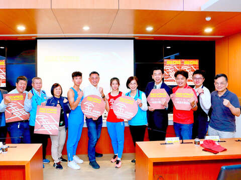 金門縣長楊鎮浯與體育會理事長唐麗輝、教育處代理處長黃雅芬等人舉行記者會。（楊水詠攝）1