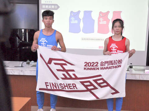 金門高中林玟及高以諾同學展示賽衣及大浴巾。（楊水詠攝）