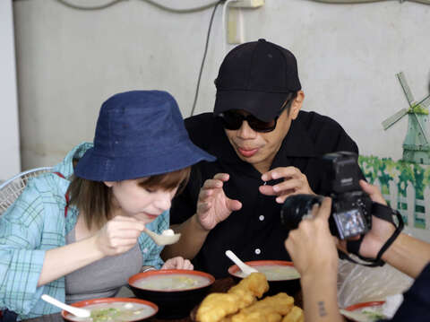 勇闖金門浪漫秘境遊程徵選開跑，圖為名網紅「黑皮」偕其女友「露西」應縣府邀約來金拍攝宣傳短片。（縣府觀光處提供）