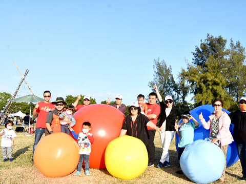 小朋友一個個迫不及待的想體驗可套住全身的大泡泡；右、金城鎮舉辦「純粹．野餐」活動，讓大小朋友享受悠閒的秋日午後。（詹宗翰攝）