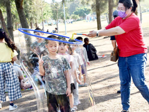 小朋友一個個迫不及待的想體驗可套住全身的大泡泡；右、金城鎮舉辦「純粹．野餐」活動，讓大小朋友享受悠閒的秋日午後。1（詹宗翰攝）