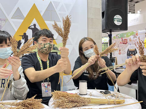 「ITF台北国际旅展」高粱扫帚DIY活动，民众表示「在台湾没有看过高粱，第一次手编高粱扫帚感觉很特别，很开心能体验。（观光处提供）