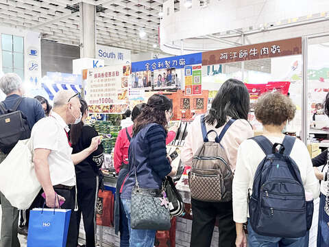 金門特產業者祭出多重超值旅展價，各項特產吸引民眾搶購。（觀光處提供）