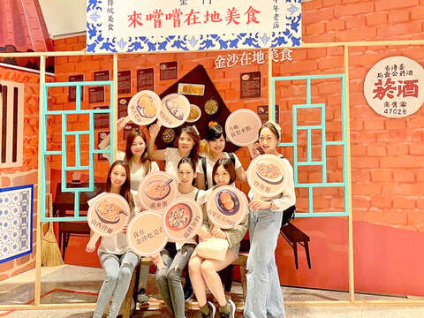 多位空服員到訪金門歷史民俗博物館，館內豐富的典藏和展覽，讓一行人紛紛拿起手機紀錄留影。文化園區期藉由空服員網美視角，讓文化園區成為認識金門的第一站。（文化園區提供）