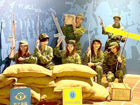 多位空服員到訪金門歷史民俗博物館，館內豐富的典藏和展覽，讓一行人紛紛拿起手機紀錄留影。文化園區期藉由空服員網美視角，讓文化園區成為認識金門的第一站。1（文化園區提供）