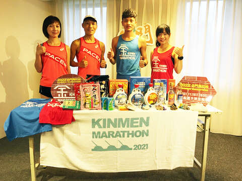 2022金門馬拉松於昨召開台北場次新聞發布會，由縣府秘書長陳朝金主持，邀請跑友一同揪團報名，共襄盛舉。（縣府提供）