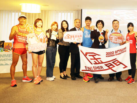 2022金門馬拉松於昨召開台北場次新聞發布會，由縣府秘書長陳朝金主持，邀請跑友一同揪團報名，共襄盛舉。2（縣府提供）