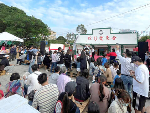 110年金沙鎮高粱老街風獅爺文化季「風獅爺瘋音樂X快閃市集」，逾1500位鄉親和遊客到場，逛市集、欣賞表演，共度美好假日時光。（陳麗妤攝）