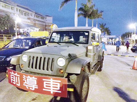 停辦2年的金門馬拉松將在2022年1月15、16日重返賽道，縣府教育處指出，競賽組5000個名額已接近額滿，歡迎全球跑友持續上網關注這項賽事，圖為2019金門馬拉松，金防部提供前導車及海龍蛙兵熱血參賽的盛況。（縣府教育處提供）