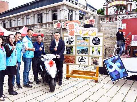 金湖鎮「金湖九宮格2.0」活動，昨日公開直播抽獎。（陳冠霖攝）