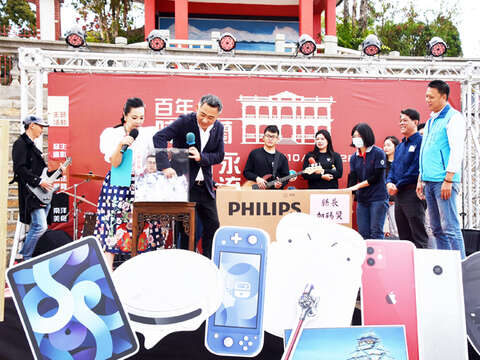 縣長楊鎮浯現場宣布加碼電視一台。（陳冠霖攝）