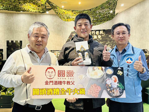 圓頭肉乾負責人薛承琛(左一)表示，老兵是金門經濟的重要「源頭」，提供加碼禮是為了回饋老兵，希望拋磚引玉，創造話題，讓更多老兵知道金門歡迎老兵返金旅遊。（觀光處提供）