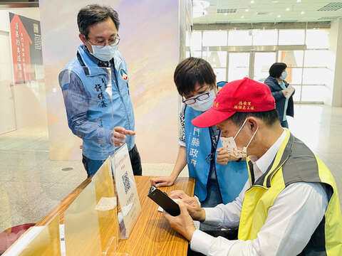 觀光處副處長許績鑫(左一)表示，今年活動特商店高達201家，感謝業者協助共同推動，縣府樂見業者響應本活動，攜手拼觀光、拼經濟。（觀光處提供）