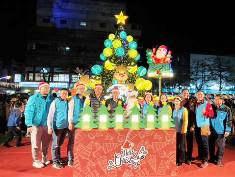 金湖鎮耶誕燈節活動舉辦點燈儀式，縣長楊鎮浯、議員李應文、鎮長陳文顧、主席蔡乃靖等一同點亮高八米的「水獺新年送金喜」聖誕樹主燈。（陳麗妤攝）