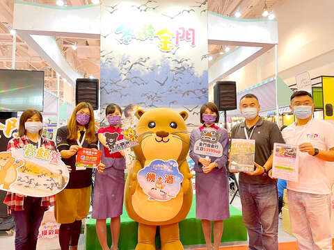 為慶祝華信航空高金線開航，金門館特別在旅展推出慶開航價─金門自由行3天2夜「機+酒」行程3999元起。（觀光處提供）