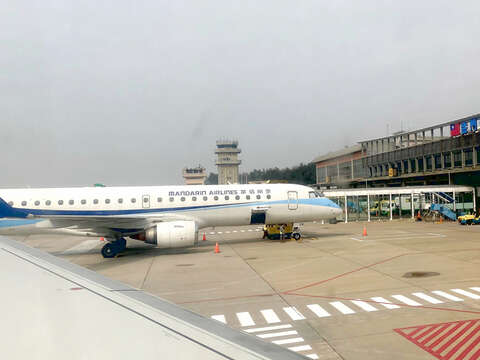 华信航空高雄-金门航线111年1月27日首航机位今（16）日上午9时开卖。（本报资料照片／翁维智摄）