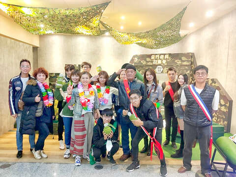 金門老兵在眷屬陪同下，返金進行軍旅懷舊之旅，倍感榮耀。 （楊水詠攝）