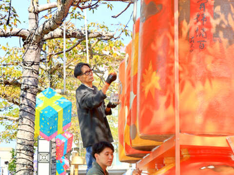 林務所春節布置陸續展開，其中，金湖鎮山外車站前，八個1000公升的大酒甕由金門插畫藝術家-吳騏，以「虎虎生風」的彩繪創作，述說希望以作品創造新年生生不息、永續流動的祝福意涵。（陳麗妤攝2）