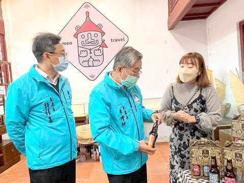 總兵小舖陳列展售由縣內年輕創作者製作的紀念商品，開幕當天副縣長李增財（中）聆聽創作者的創作構想。（詹宗翰攝）