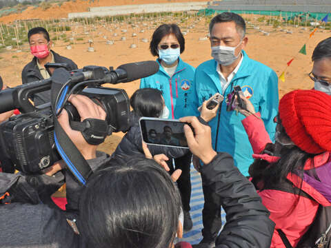 金門縣長楊鎮浯今天受訪宣佈2022金門馬拉松延期辦理。（楊水詠攝）