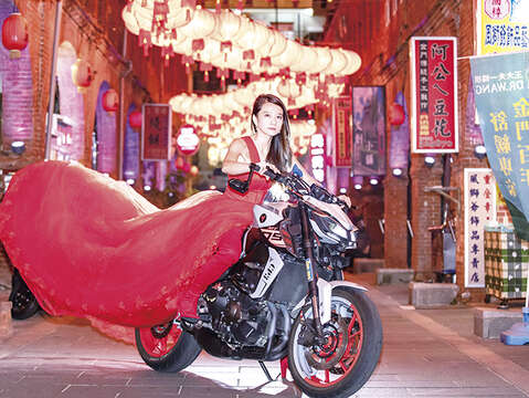 模範街上空懸掛起大紅燈籠，有著濃濃的年味，很適合取景拍照。（金城鎮公所提供）