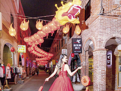 模範街上空懸掛起大紅燈籠，有著濃濃的年味，很適合取景拍照。（金城鎮公所提供1）