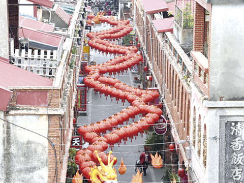 模範街的燈籠在白天與夜晚觀賞各有風情，從商業會樓上可一覽紅燈「龍」蜿蜒的全景。（金城鎮公所提供）