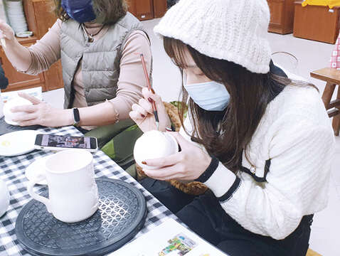 民眾可至陶瓷廠自行彩繪馬克杯。（陶瓷廠提供）