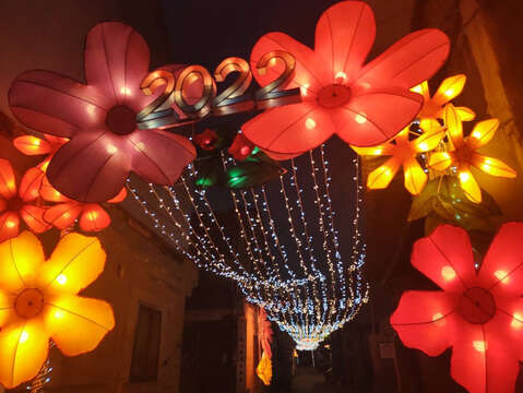 林務所、金沙鎮公所及居民經過討論，於沙美老街打造百花隧道，白天夜間呈現不同風貌，將展出至4月份，敬請鄉親把握機會前往打卡拍照。