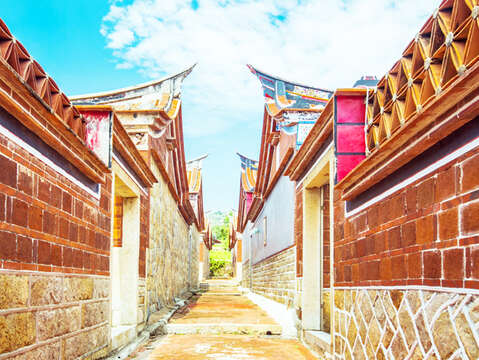 現場提供古裝體驗活動，民眾可以穿越時空到金門山后民俗村。（觀光處提供）