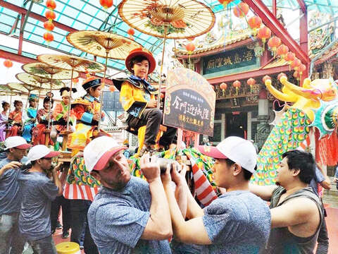 金門迎城隍活動，為金門島上最大的民俗慶典，保有閩南宗教慶典特色的迎城隍遶境。 （觀光處提供）