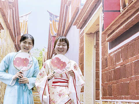 金門館提供穿古裝現身山后民俗村拍照。（縣府觀光處提供）