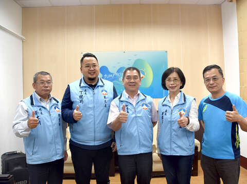 中華民國路跑協會秘書長陳華恆（右）、縣府教育處長黃雅芬（右二）、觀光處長丁健剛（左二）、縣體育場場長蔡木川（左）等共同出席記者會。（縣府提供）