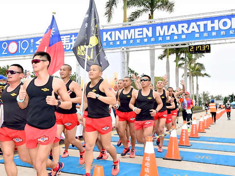 金門馬拉松連3年遭到疫情攪局，圖為金防部海龍蛙兵陣容雄壯威武參加半馬賽程的歷史照。（縣府提供）