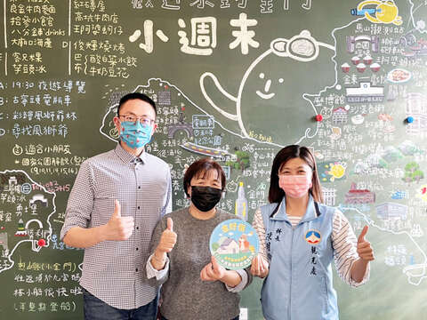 金門縣政府觀光處代理副處長陳明伶（右一）頒贈金好宿標章給業者，並籲業者與縣府共同打造合法安全住宿環境。