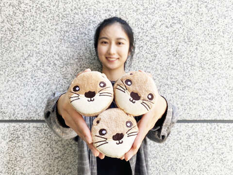 「金門行動旅服」入圍網路票選，縣府邀請大家踴躍投票支持，為金門爭光，還有機會抽中金門觀光小天使「阿特」毛巾。（縣府觀光處提供）