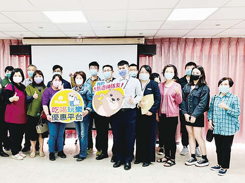 金門縣政府觀光處舉辦金門行動旅服系統說明會二場次，吸引近六十位業者參加及合影。（觀光處提供）