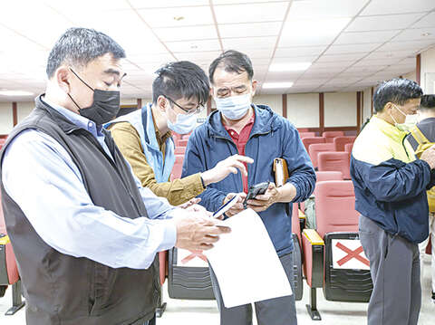 金門行動旅服系統說明會現場與業者互動，針對疑問做即時說明。（觀光處提供）