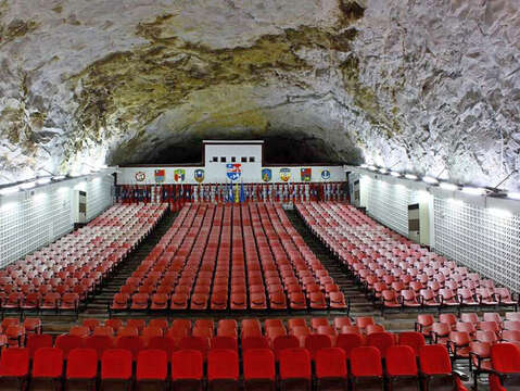 位於太武山花崗岩坑道內，可容納上千人的軍事景點擎天廳，一直是遊客參訪的熱門景點。（縣府觀光處提供）