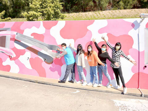 金湖鎮公所為了提升金湖鎮環保工作站周邊環境美化，爭取行政院環境保護署補助清潔隊部改善計畫，彩繪金湖環保回收站牆面。（金湖鎮公所提供）