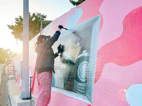 金湖環保回收站彩繪牆面，特別邀請薏米emi-牧田創意彩繪工作室協助進行彩繪工作設計。 （薏米emi-牧田創意彩繪工作室提供）