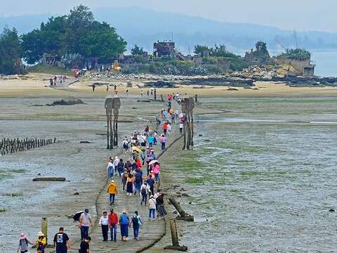 建功嶼4K高畫質即時影像頻道上線，透過這項景點直播，民眾可觀賞摩西分海及牡蠣人藝術裝置。（縣府觀光處提供）