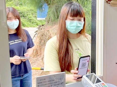 縣府在打造智慧觀光的進程！只要持電子支付卡片嗶一下，即能享受安心旅遊的零接觸交易環境；圖為古寧頭電瓶車。 （觀光處提供）