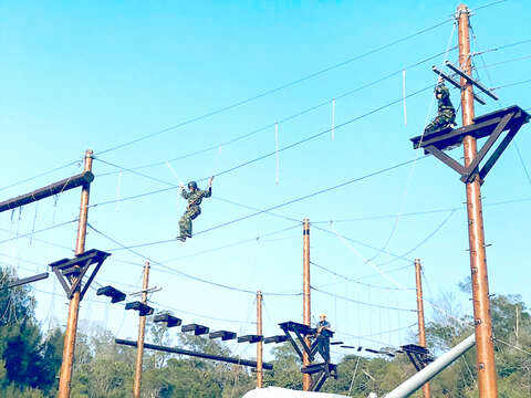 縣府在打造智慧觀光的進程！只要持電子支付卡片嗶一下，即能享受安心旅遊的零接觸交易環境；圖為柳營步兵軍事體驗園區。 （觀光處提供）