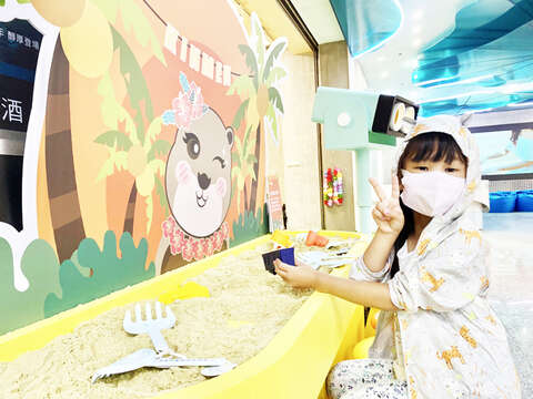 持鏟子找尋沙中五顏六色的花蛤，深受孩童喜歡。（觀光處提供）