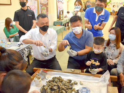 縣長楊鎮浯等人體驗挖蚵。（陳冠霖攝）