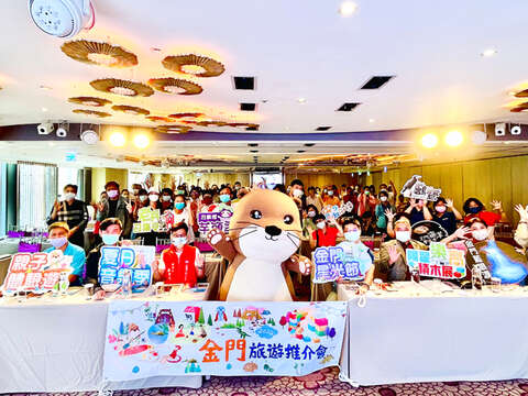 金門縣政府觀光處為銜接中央振興國旅政策，0704起由蔡湛成科長偕觀光業者赴台舉辦七場旅遊推介會，首場昨在高雄登場，高雄業者近百人參與，現場互動熱絡。（縣府觀光處提供）