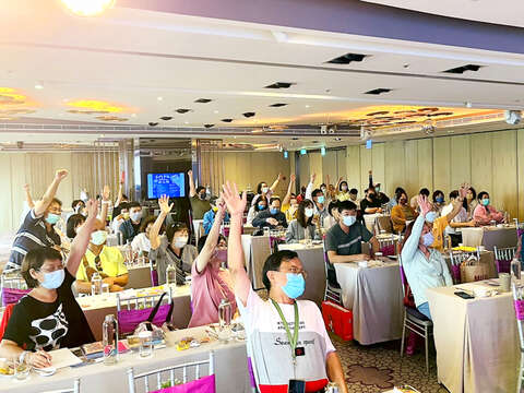 金門縣政府觀光處為銜接中央振興國旅政策，0704起由蔡湛成科長偕觀光業者赴台舉辦七場旅遊推介會，首場昨在高雄登場，高雄業者近百人參與，現場互動熱絡。（縣府觀光處提供3）