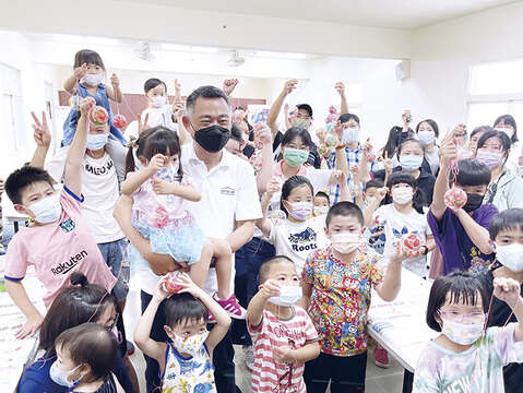 縣長楊鎮浯出席「時空膠囊」共創體驗坊，讚嘆參與活動的鄉親們創意十足。（林靈攝）