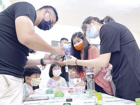 县长杨镇浯出席「时空胶囊」共创体验坊，赞叹参与活动的乡亲们创意十足。（林灵摄2）